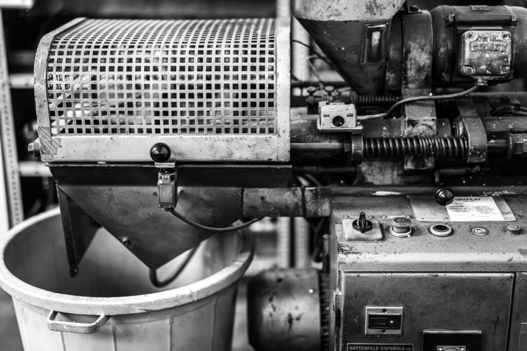 Imagen en blanco y negro de una máquina en Plastics Eumar